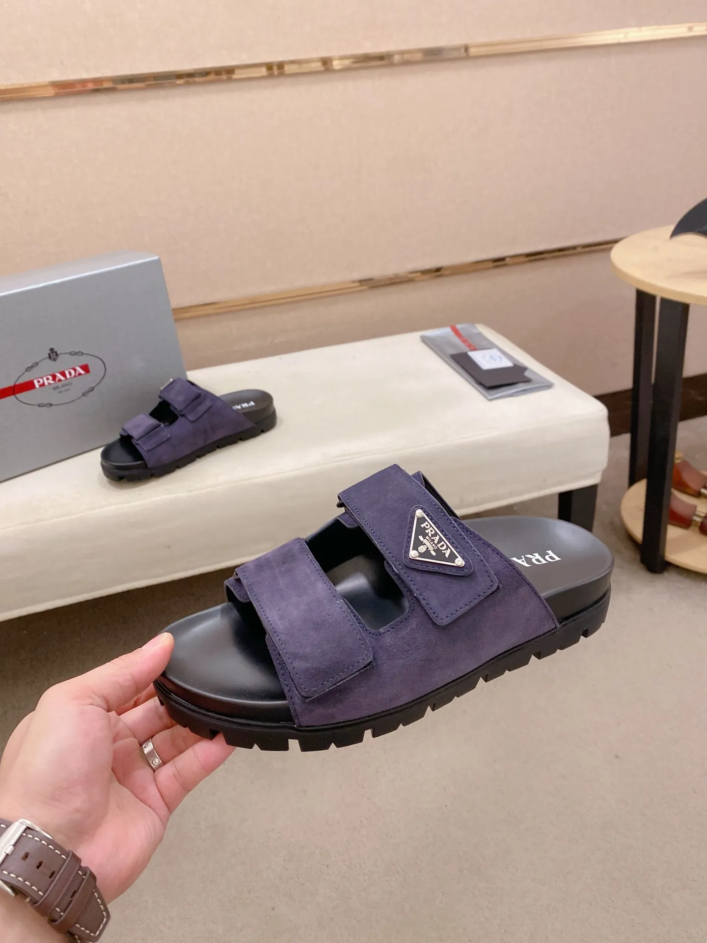 Men's shoes 💰: 440💰 [PRADA Slippers] High-end men's shoes brand official website 1:1 latest masterpiece: original mold opening and customization, the fabric is made of imported suede cowhide original material, upgraded outsole, lighter and non-slip. The market's top quality, simple yet tasteful, a must-have for fashionistas, fashionable at your feet, full of confidence, the same style at the counter 👍The season of summer slippers is here. Code: 38-45